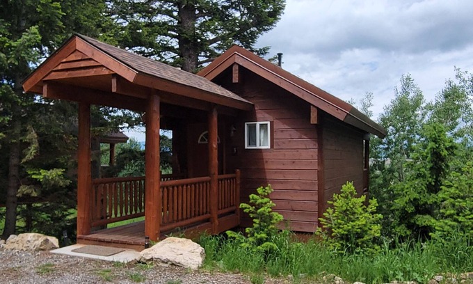 Island Park Apartment | "Treehouse" Cozy retreat for 2! Yellowstone Park only 14 miles away.