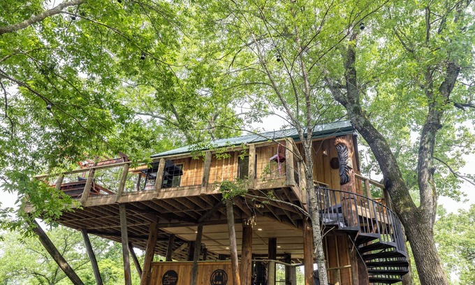 West Siloam Springs Apartment | Treehouse overlooking Oklahoma Scenic Waterway Flintcreek.
