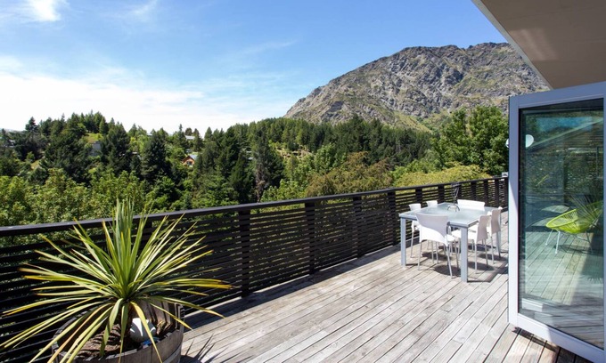Arthur's Point House | Treehouse Spa Escape