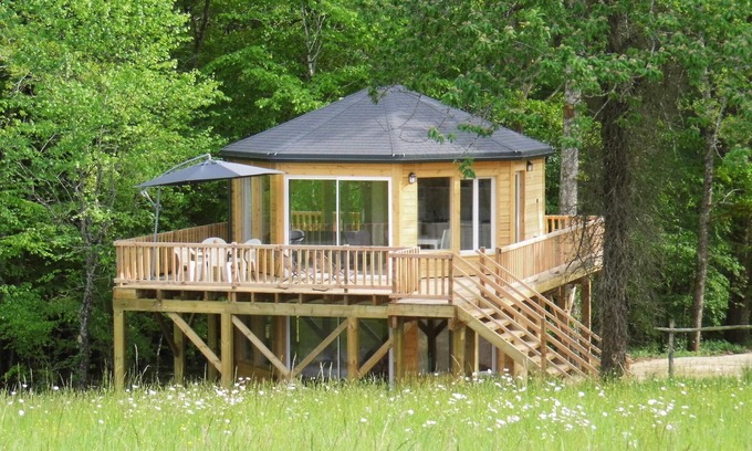 Biron Cabin | Treehouse with a view of the Château de Biron and shared pool