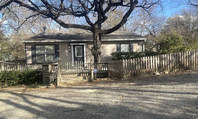 Pottsboro House | TREES AND DECKS AND TOTALLY UPDATED 2 BEDROOM COTTAGE
