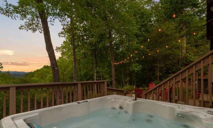 Whittier House | Treetop cabin, BRAND-NEW 6-person hot tub, pool table, full yr views