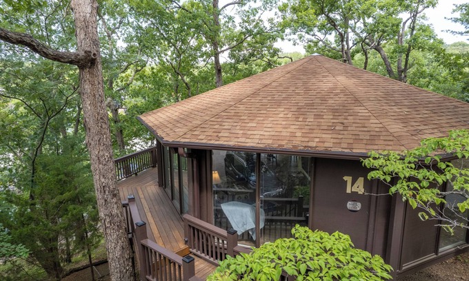 Village of Four Seasons Cottage | Treetop Village #14. Pet-friendly; Pool & Slips steps away; Sleeps 10