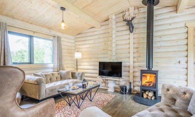 Rockcliffe Ski Chalet | Treetops Luxury Log Cabin - Hot tub, BBQ & Sauna