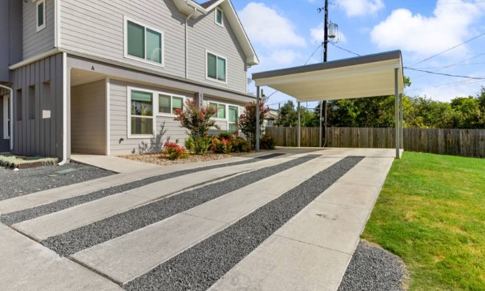 University Hills and Windsor Park House | Trendy 4BR Oasis, Central Spot, Relax & Explore