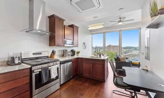 Downtown Pittsburgh House | Trendy Downtown 1BR | Free Parking | Gym | Views