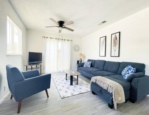 Coalinga House | Trendy Ivy 2-bedroom