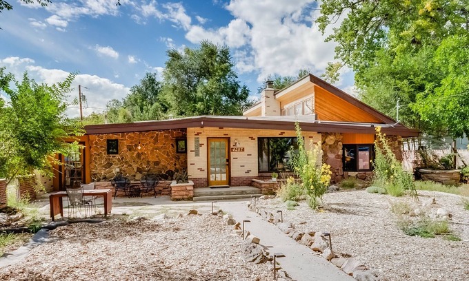 Kipling House | Trendy Mid-Mod House 15 min to Denver and 10 min to Golden w/Fire Pit