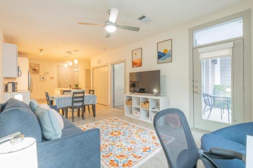 Downtown San Antonio Apartment | Trendy Riverwalk Retreat King Bed Free Parking Pool Gym