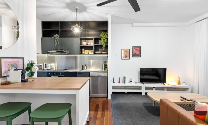 Teneriffe Apartment | Trendy Teneriffe! ~ 1Bed, 1Bath, 1Car, Balconies
