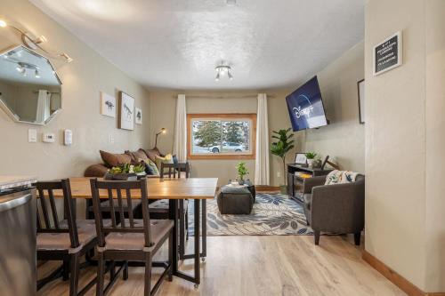 Drumheller House | Triceratops Landing I Fire Place I Games I Netflix