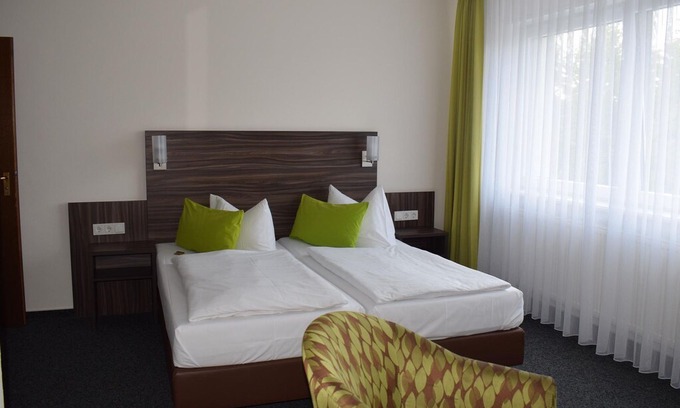 Seelbach-Schutter Hotel | Triple Room Shower / WC - Hotel-Restaurant Zum Stern