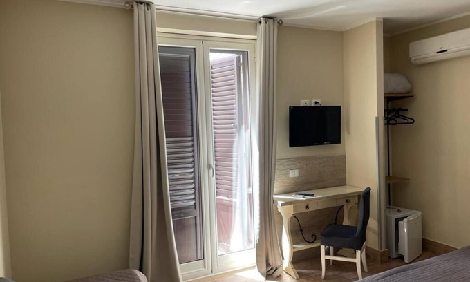 Corso dei Mille - Sant'Erasmo House | Triple room with a view of Palermo Central Station.