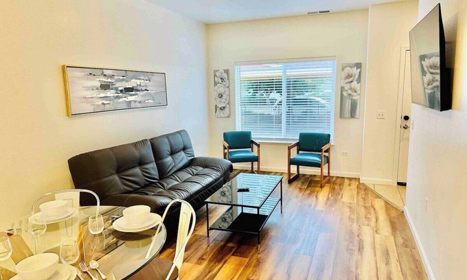 Reno House | Triplex Townhouse/6 Bd & 6 Baths/9TVs/sleeps17/9ABC