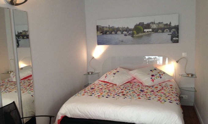 16th Arrondissement Apartment | Trocadero near Tour-Eiffel in attractive, secure residence.