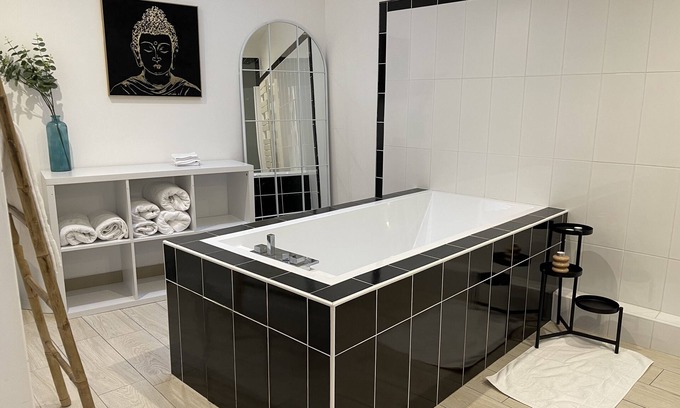 Blois Apartment | Troglodyte Dexception au Cœur de Blois, Spacieux, Idéal Pour les Familles
