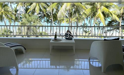 Palm Cove Apartment | Tropical Escapes Palm Cove - Absolute Ocean Front Apartment