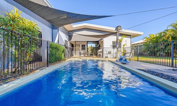 Zuccoli House | Tropical Guesthouse with Pool