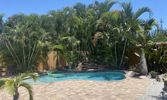 Laurel House | Tropical Oasis Pool Home 1 mile from Casey Key Beach