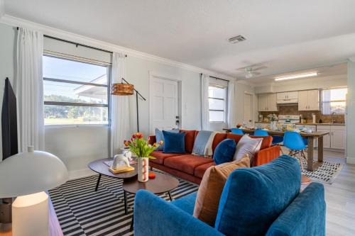 Driftwood House | Tropical Retreat on Sheridan l Near Beach and Parks