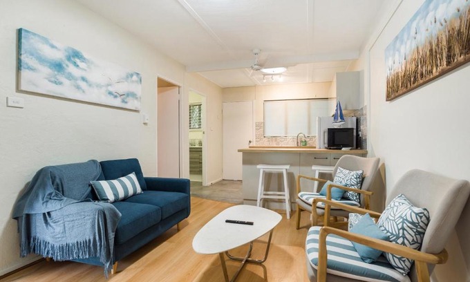 Palm Cove Apartment | Tropical Unit with Private Fenced Garden Close to The Beach 4