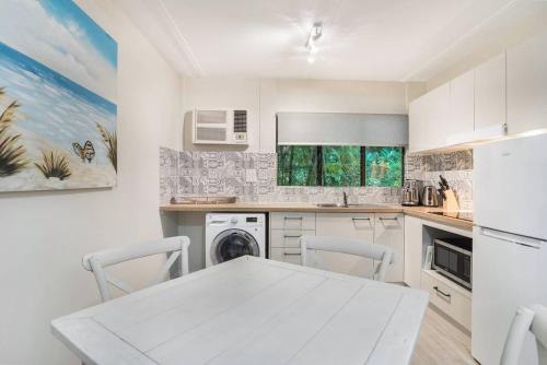 Palm Cove Apartment | Tropical Unit with Private Fenced Garden Close to The Beach 5