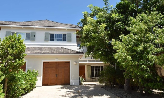 Dunmore Town House | Tropical Vacation at this Beautiful Town Home with Pool for the Holidays. #3