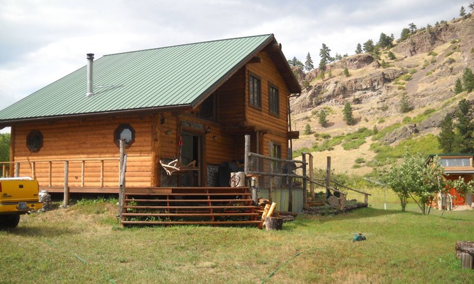 Cascade Cabin | Trout Tales Lodge, Dearborn River front, blue ribbon fishing. Cascade, Craig MT.