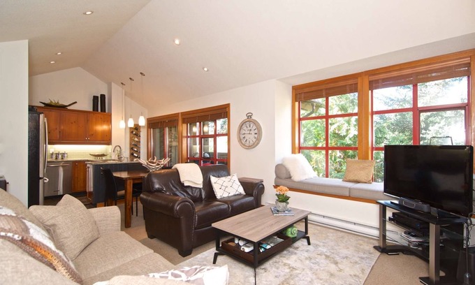 Blackcomb House | True Mountain Retreat. Quiet + Private. Professionally Managed + Cleaned