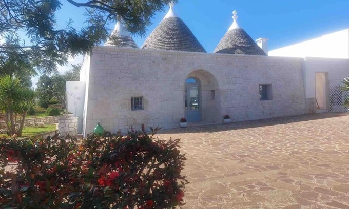 Specchiaruzzo House | Trullo in vigna