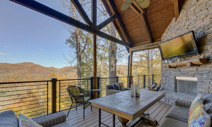 Bear Lake Reserve House | Tuckasegee Home w/ Private Hot Tub & Pool Table!