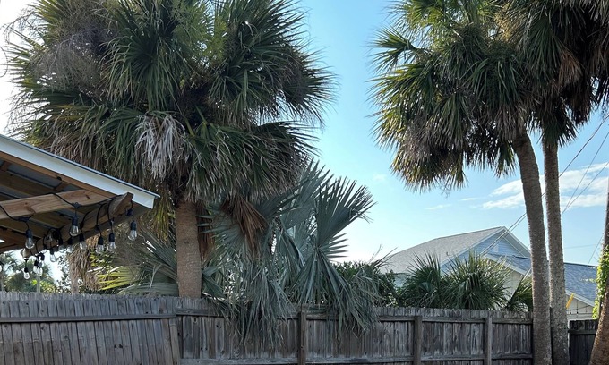 Boardwalk Cottage | Turtle Tracks Tiny House One bed one bath one block to beach. Quiet and private