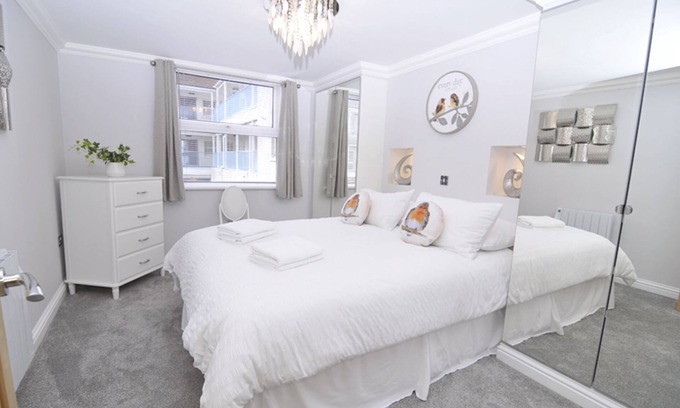 Lee-on-the-Solent Apartment | Twenty Three B - apartment sleeping 6 guests over 3 bedrooms
