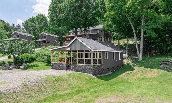Northeast Somerset Cabin | Twilight - Cabin 5 · Lawrence's Lakeside Cabins | 'Twilight' Waterfront