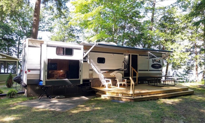 Honor House | Twin Birch Resort - The Loon on the Lake - Lakefront with Dock, Kayak, and Rowboat!