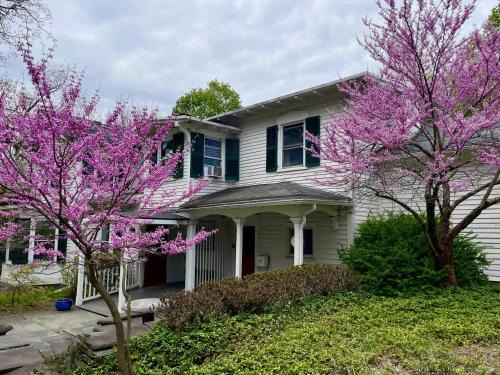 White Mills Bed & Breakfast | Twin Oaks Near Lake Wallenpaupack Historic Home