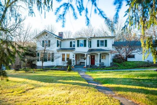 White Mills Bed & Breakfast | Twin Oaks Near Lake Wallenpaupack Historic Home