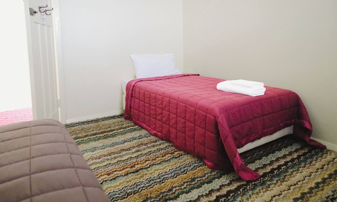 Capertee House | Twin Room With Shared Bathroom
