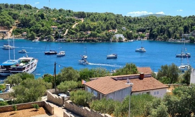 Rogac Apartment | Two bedroom apartment with terrace and sea view Rogač, Šolta (A-21346-c)