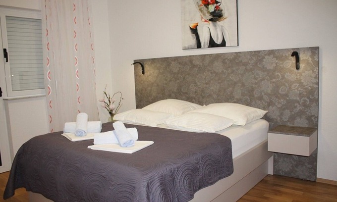 Gorinka Apartment | Two bedroom apartment with balcony and sea view Makarska (A-21911-c)