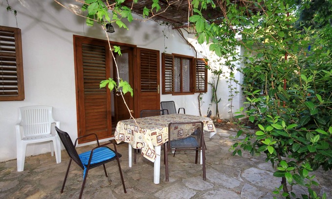 Cove Basina (Jelsa) Apartment | Two bedroom apartment near beach Mudri Dolac, Hvar (A-118-a)
