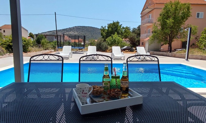 Vinisce Apartment | Two bedroom apartment with balcony and sea view Vinišće, Trogir (A-12676-a)