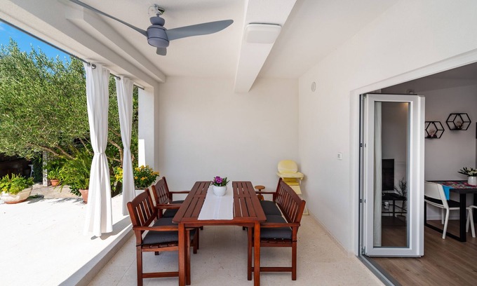 Mandre Apartment | Two bedroom apartment with terrace Mandre, Pag (A-13015-a)