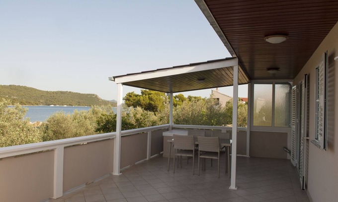 Municipality of Kali Apartment | Two bedroom apartment with terrace and sea view Cove Mala Lamjana, Ugljan (A-8449-a)