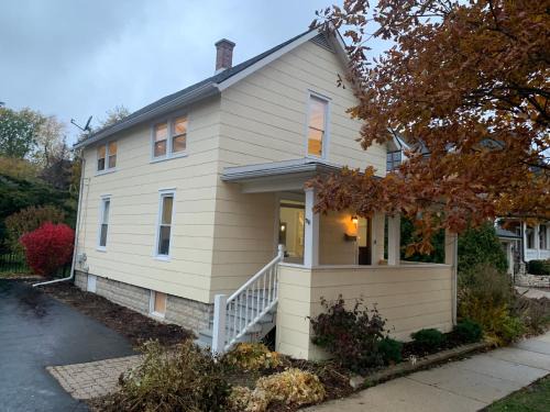 Naperville House | Two Bedroom Home in Downtown Naperville