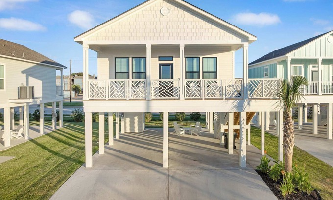 Galveston House | Two Bedroom Villa: Walk to Beach!