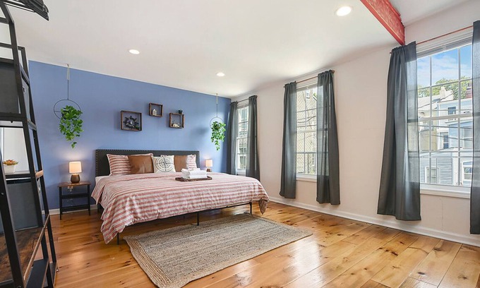 East Allegheny House | Two King Beds ★ Rowing/Crew-Themed ★ Walkable!