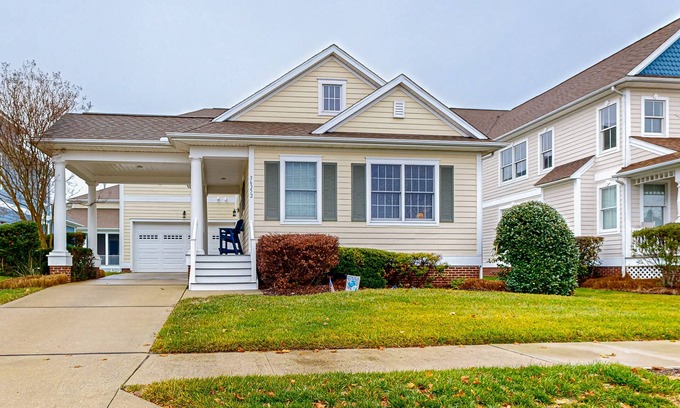 The Commons House | Two-level Bayside Resort house with heated pool, hot tub, fireplace & AC