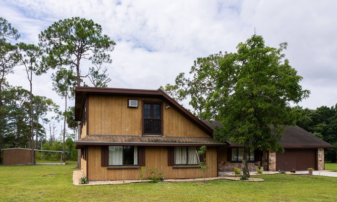 Loxahatchee Groves Other | Two-story, dog-friendly farmhouse with a lotus pond, washer/dryer, & WiFi