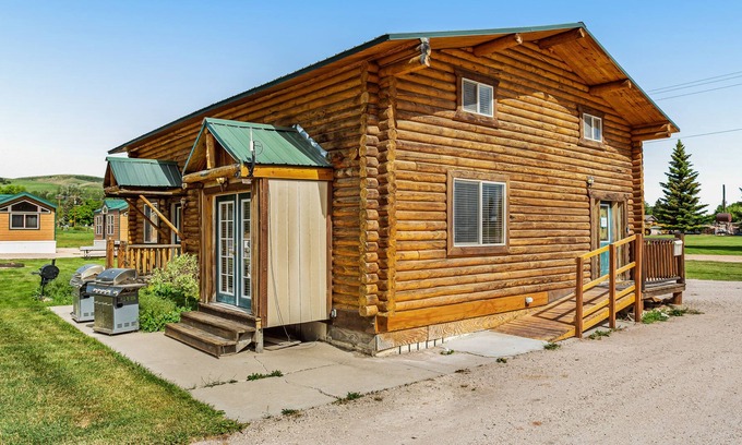 St. Charles Cabin | Two-story lodge with large dining area